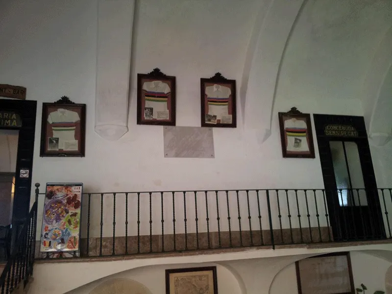 Rad-Trikots, die in einer Kirche am Santuari de Sant Salvador auf Mallorca ausgestellt sind