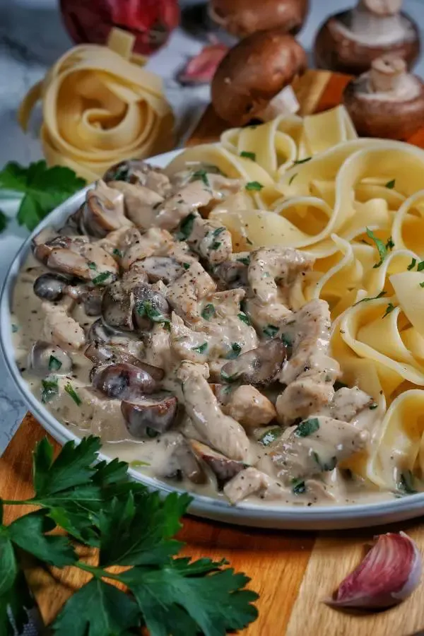 Rahmgeschnetzeltes mit Pilzrahmsoße und Champignons, serviert mit Pasta