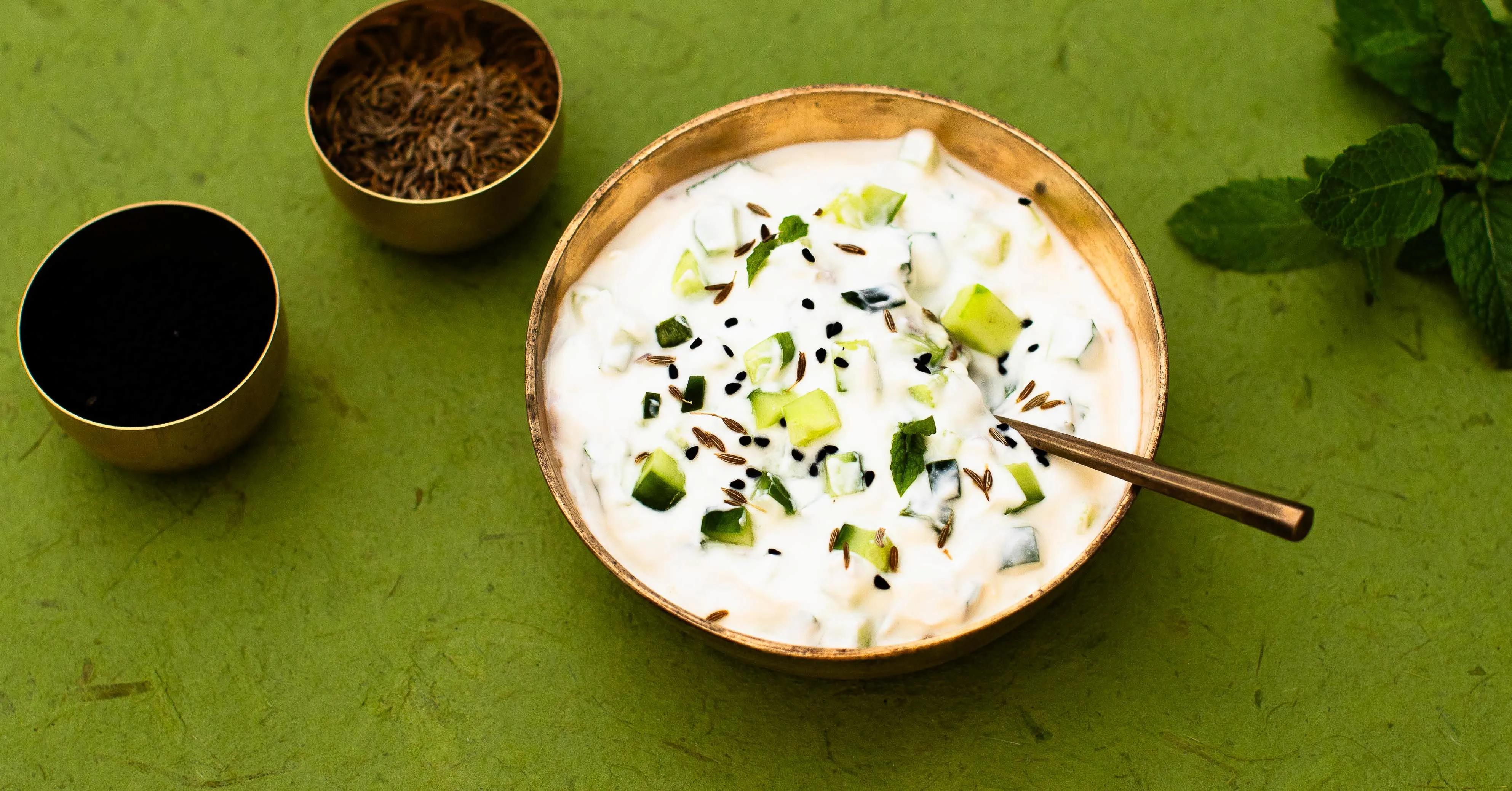 Raita Joghurt-Dip mit Kräutern und Gewürzen in einer Schale