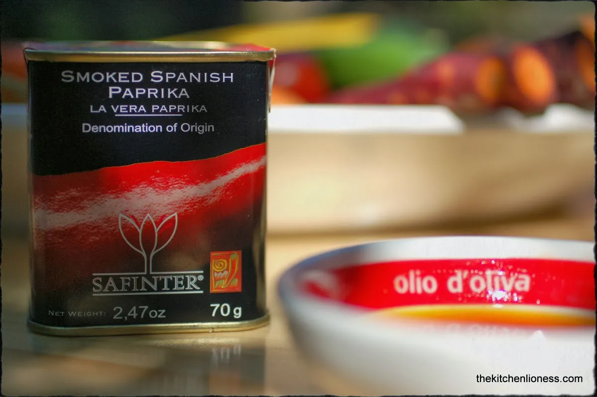 Rauchiges Paprikaöl wird in einer Pfanne zubereitet