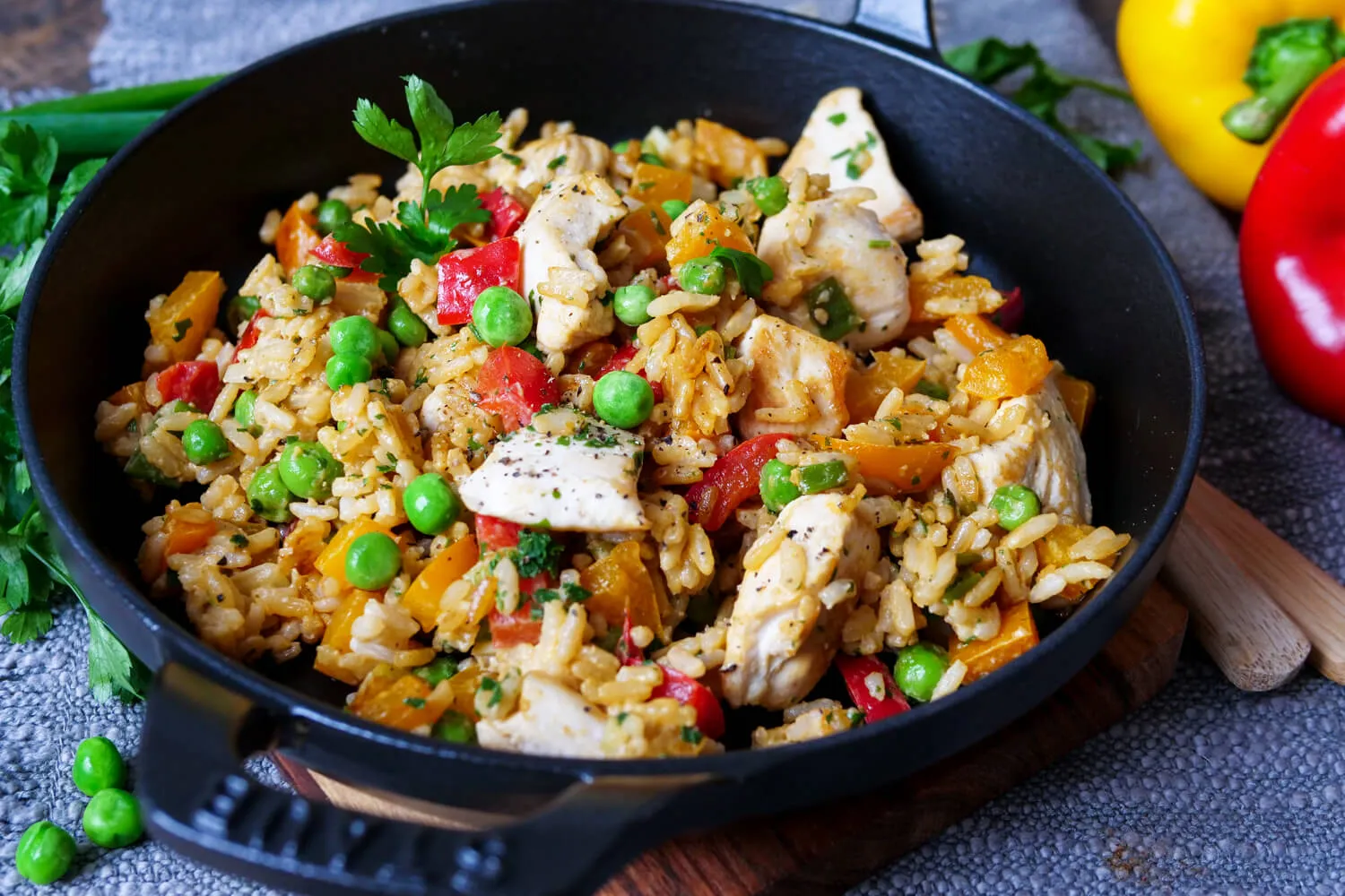 Reispfanne mit Hähnchen, Erbsen, Paprika und Frühlingszwiebeln