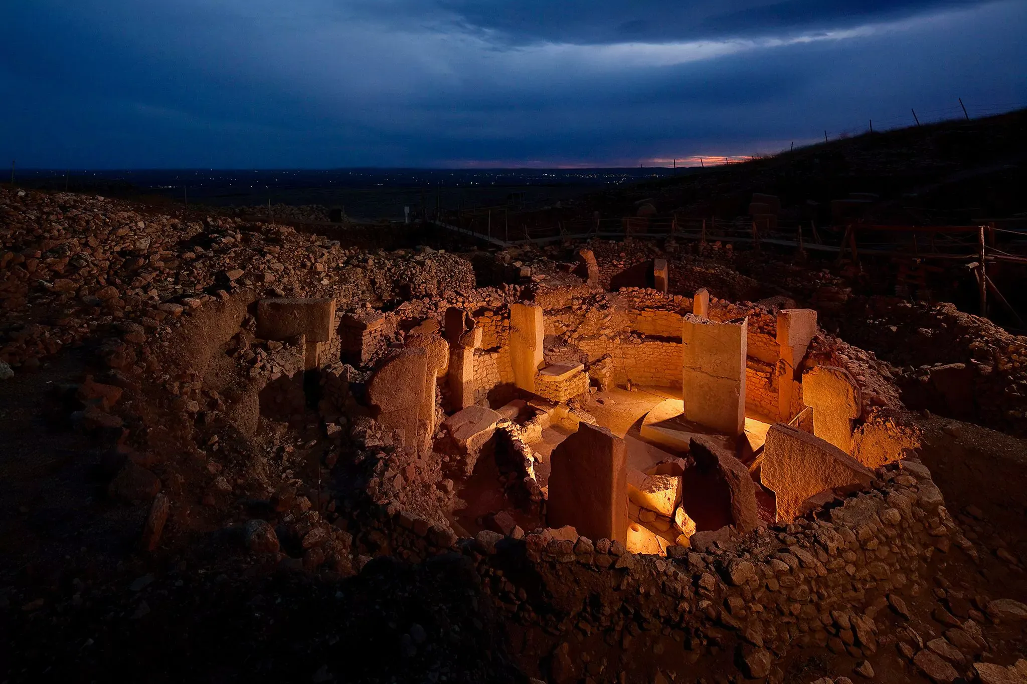Riesige T-förmige Pfeiler mit Tierreliefs am Göbekli Tepe