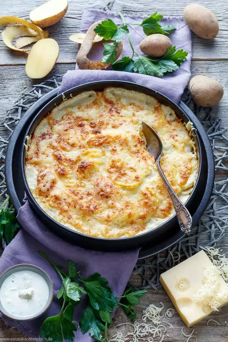 Roh geschichtete Kartoffelscheiben in einer Auflaufform, bereit für die Sauce