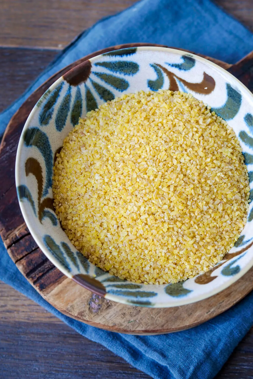 Roher Bulgur in einer Glasschüssel, bereit zur Zubereitung.