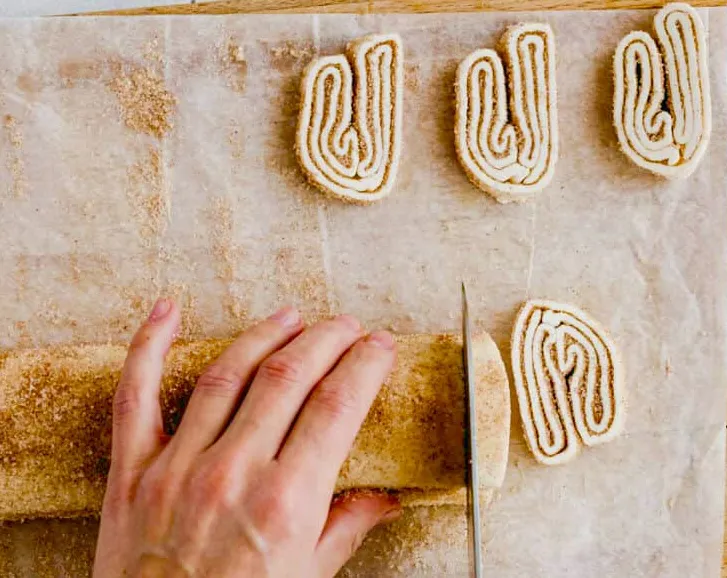 Rohlinge des Schweineohren Gebäck nach dem Schneiden