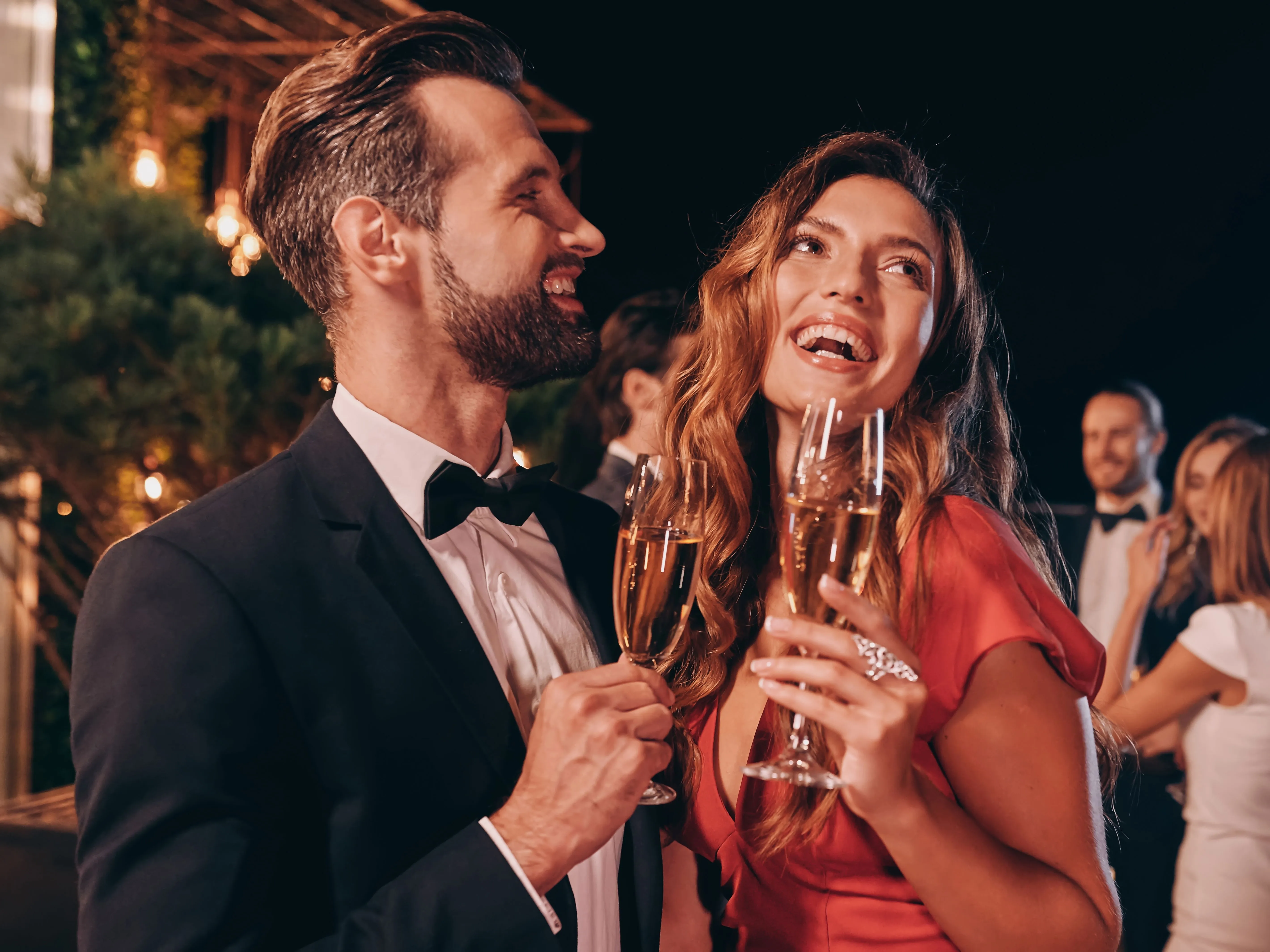 Romantische, festlich gedeckte Tafel in einem stilvollen Hotelrestaurant