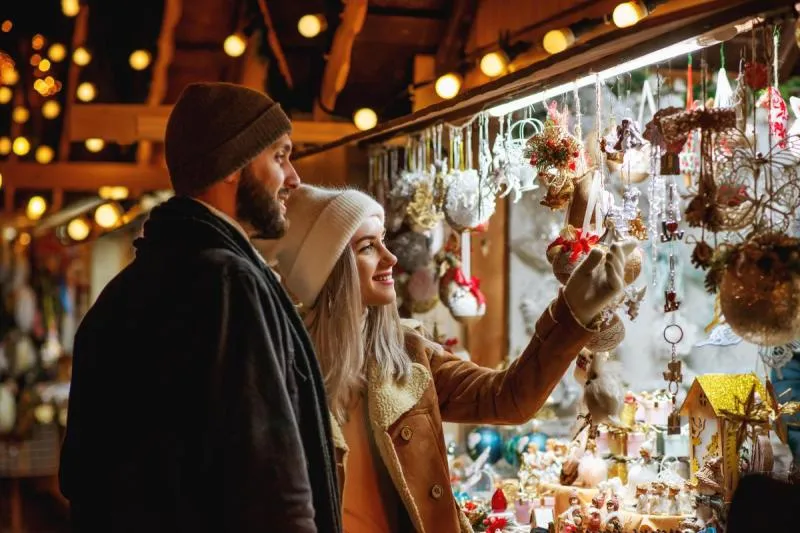 Romantischer Weihnachtsmarkt in einer historischen Stadt, ideal für Hofer Reisen Städtereisen