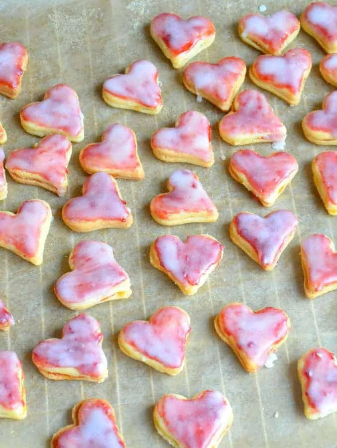 Rosenherzen, zarte Plätzchen gefüllt mit Marmelade und leicht mit Puderzucker bestäubt