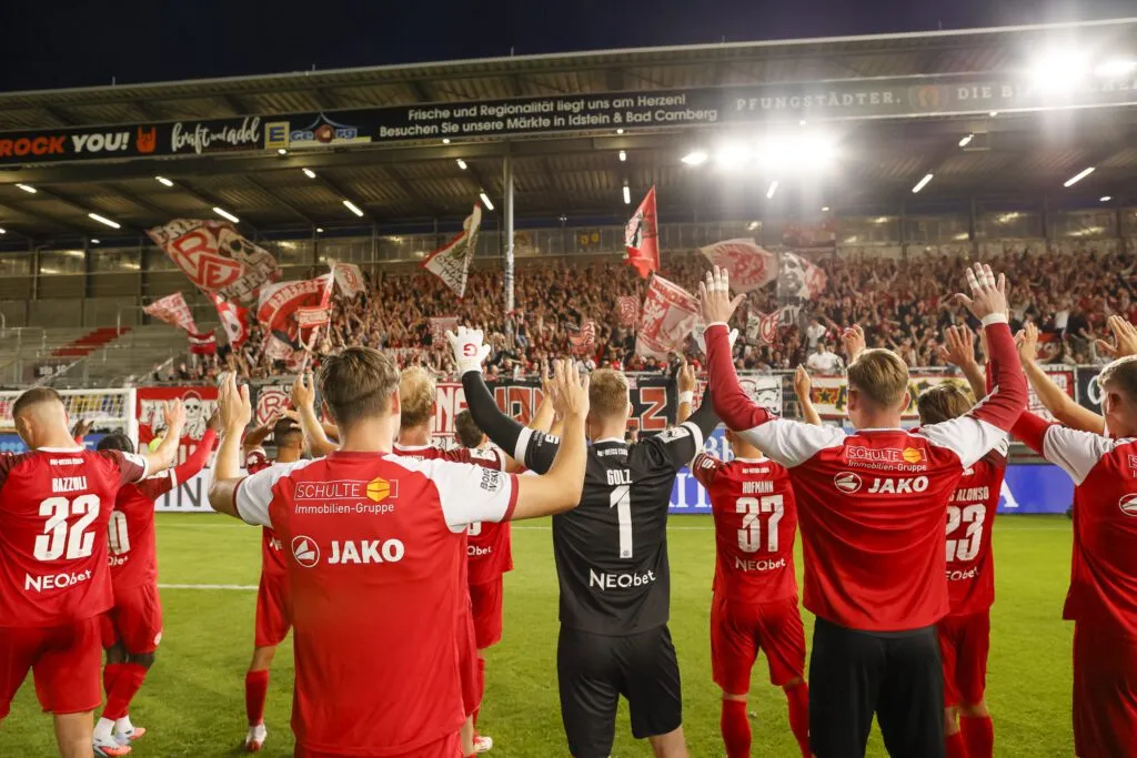 Rot-Weiss Essen Fans unterstützen ihr Team bei einem Auswärtsspiel