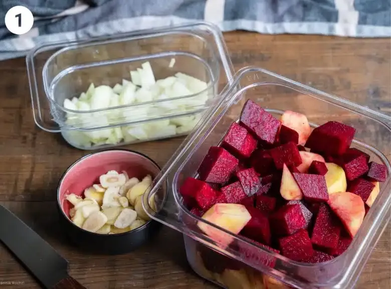 Rote Bete, Kartoffeln, Zwiebel, Ingwer und Knoblauch schneiden