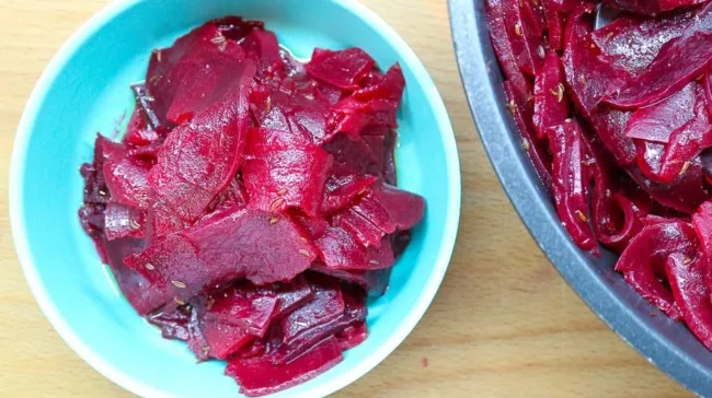 Rote Bete Salat mit Essig und Kümmel, aus der Vogelperspektive fotografiert