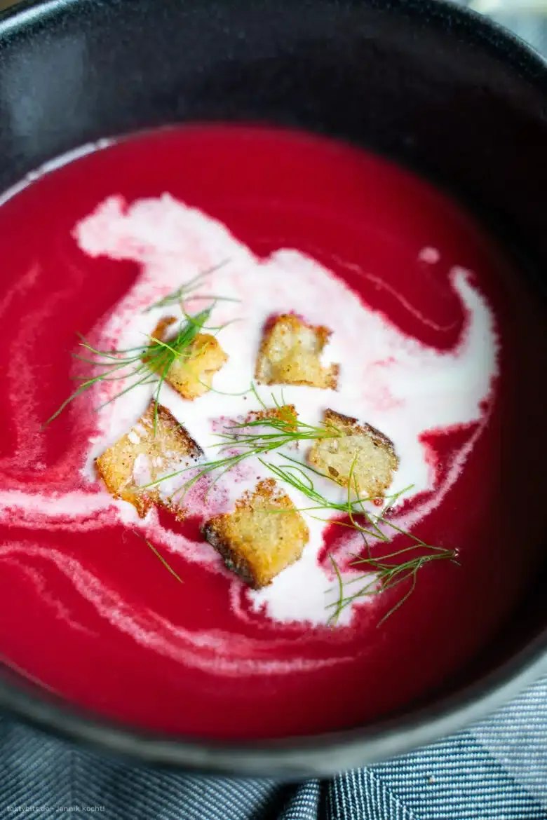 Rote Bete Suppe mit Croutons und Dill