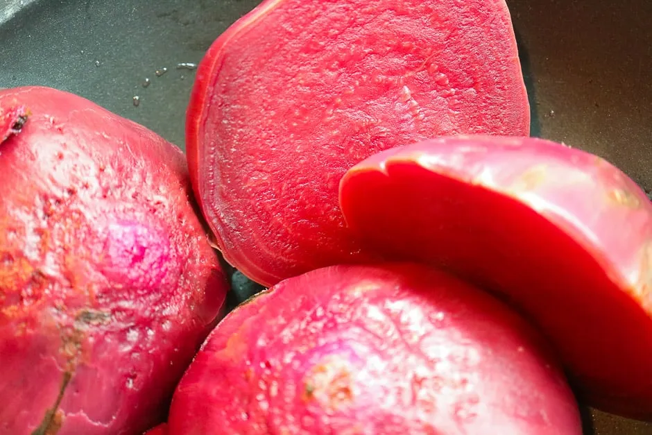 Rote Bete wird in Salzwasser gekocht, um sie weich zu garen