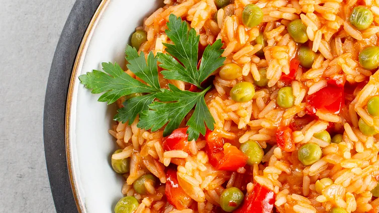 Rote Djuvec-Reis in einer Schüssel, bereit zum Servieren.