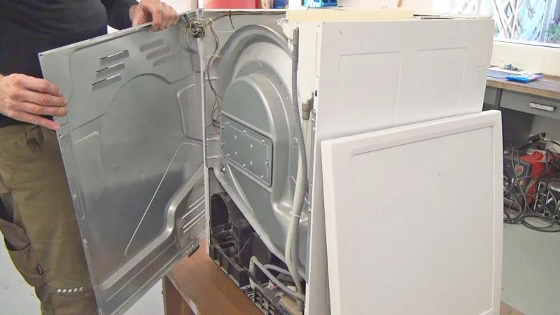 Rückwand vorsichtig wegklappen