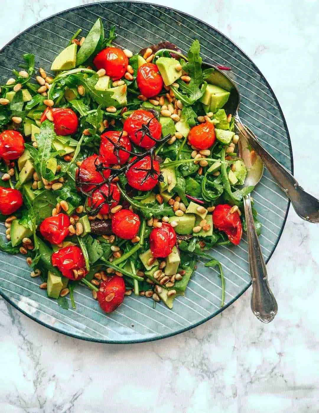 Rucola Salat mit Avocado, von oben fotografiert