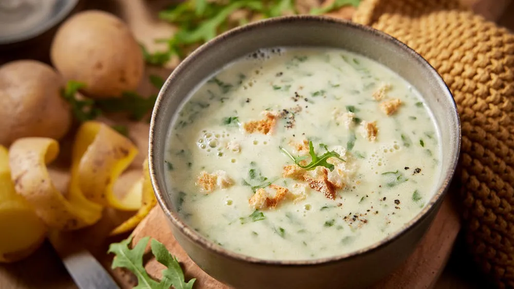 Rucola-Suppe in einer Schale, cremig und würzig