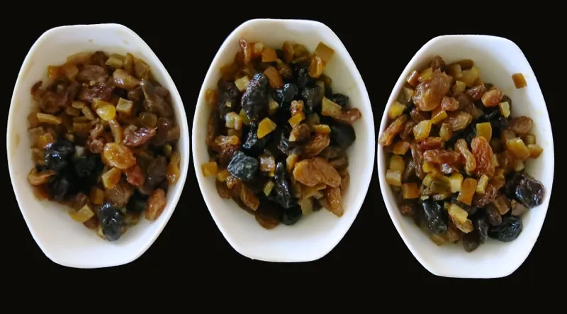 Rumgetränkte Trockenfrüchte und Nüsse, bereit für den Stollenteig