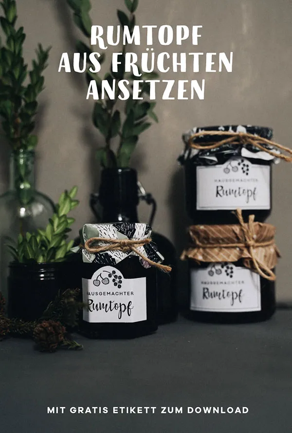 Rumtopf in einem Einmachglas mit Geschenkanhänger