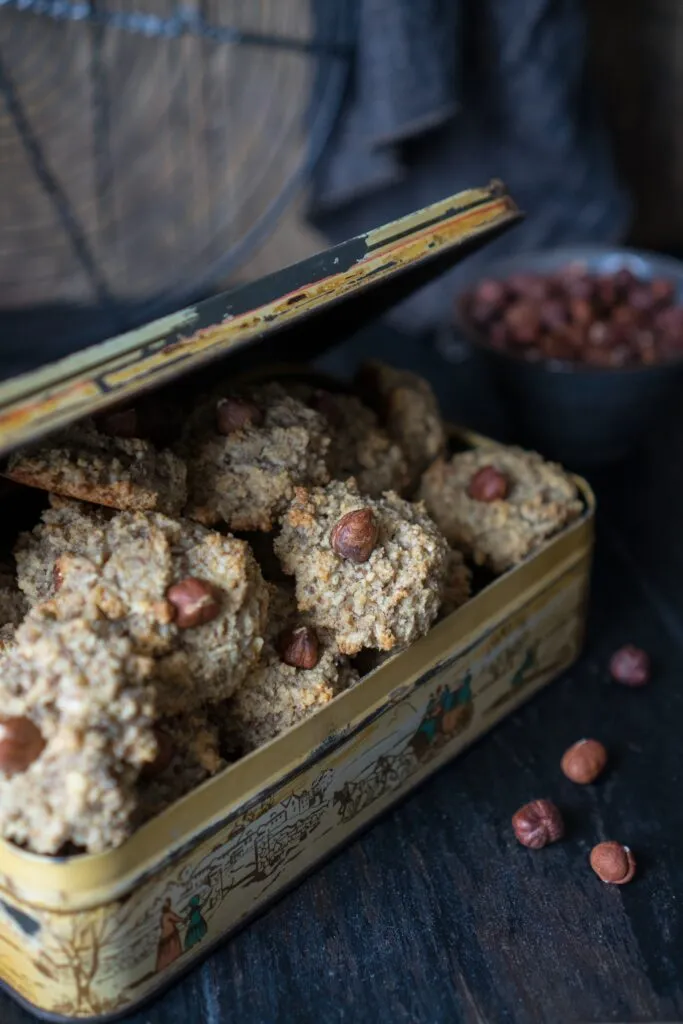 Saftige Haselnussmakronen traditionell gebacken