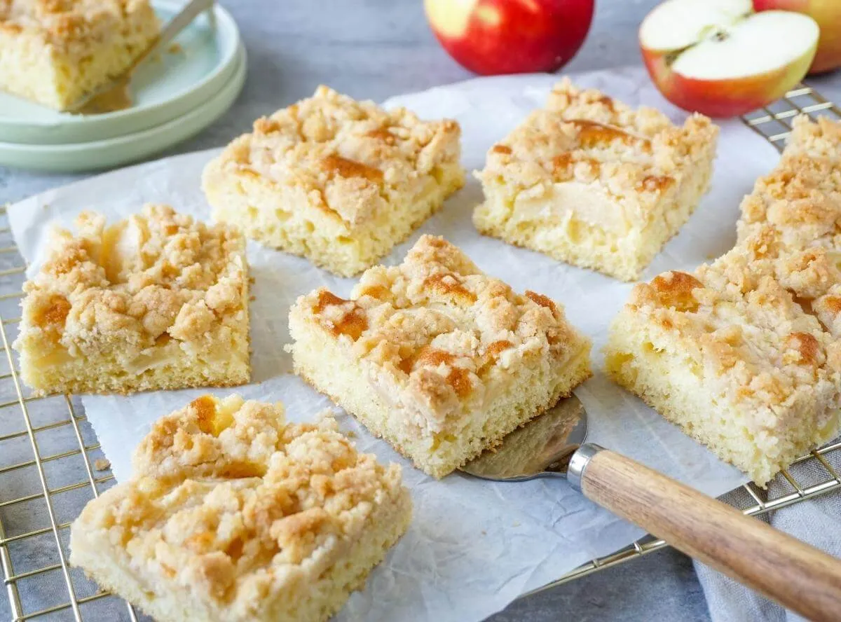 Saftiger Apfelkuchen vom Blech mit knusprigen Streuseln, perfekt für den Transport und größere Runden