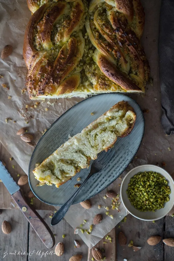 Saftiger Hefezopf mit Mandeln und Pistazien, ein Genuss zum Kaffee