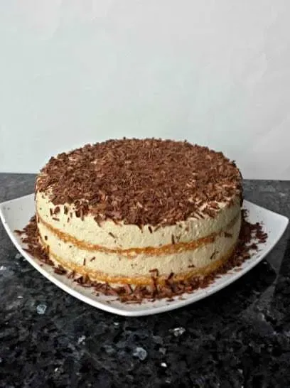 Saftiger Kuchenboden für die Cappuccino Sahne Torte