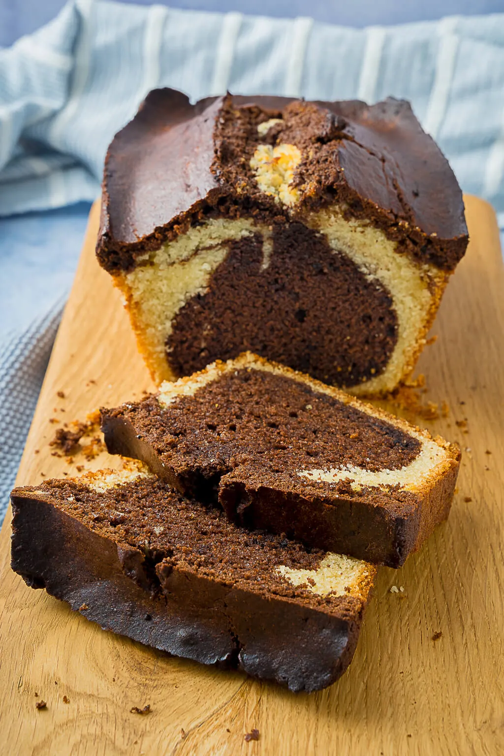 Saftiger Marmorkuchen in einer Kastenform, bereit zum Servieren auf einem Holzbrett