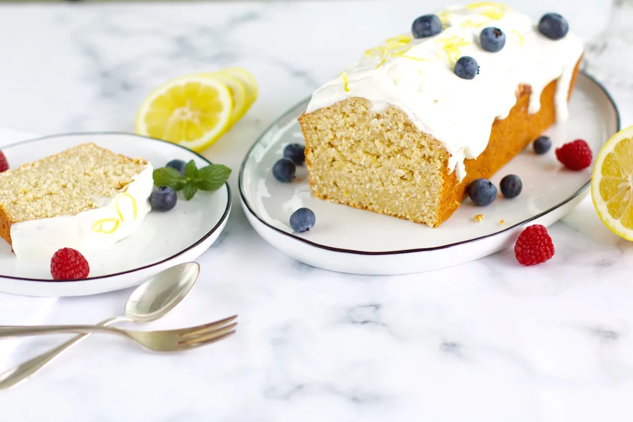 Saftiger Zitronen-Kokos-Kuchen, fertig gebacken und servierbereit auf einem Rost