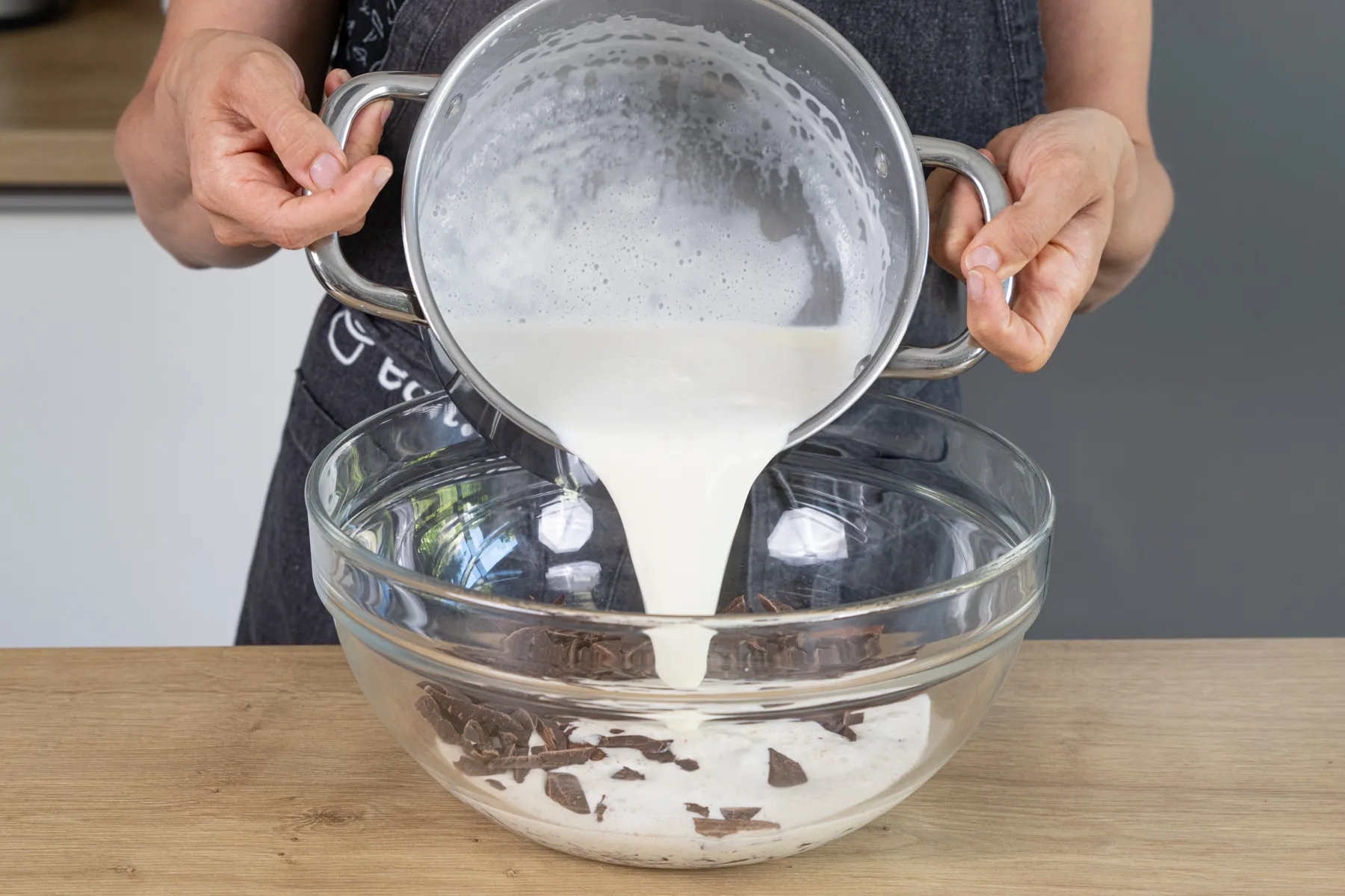 Sahne darüber gießen