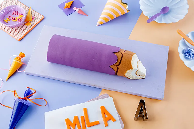 Sahnerollen mit lila Fondant überziehen.