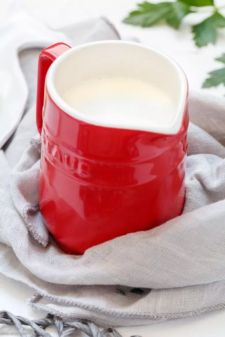 Sahnesoße mit Lachs in der Pfanne