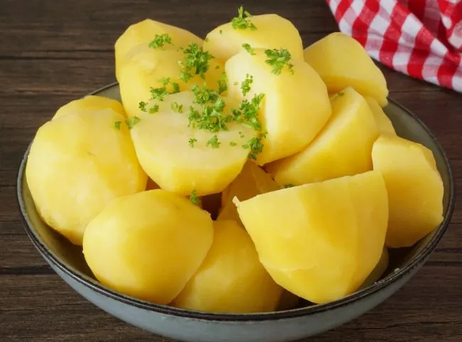 Salzkartoffeln in einer blauen Schüssel, bereit zum Servieren