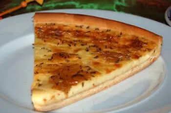 Salzkuchen, eine herzhafte Backspezialität aus Hessen und Baden-Württemberg, ähnlich einem Flammkuchen