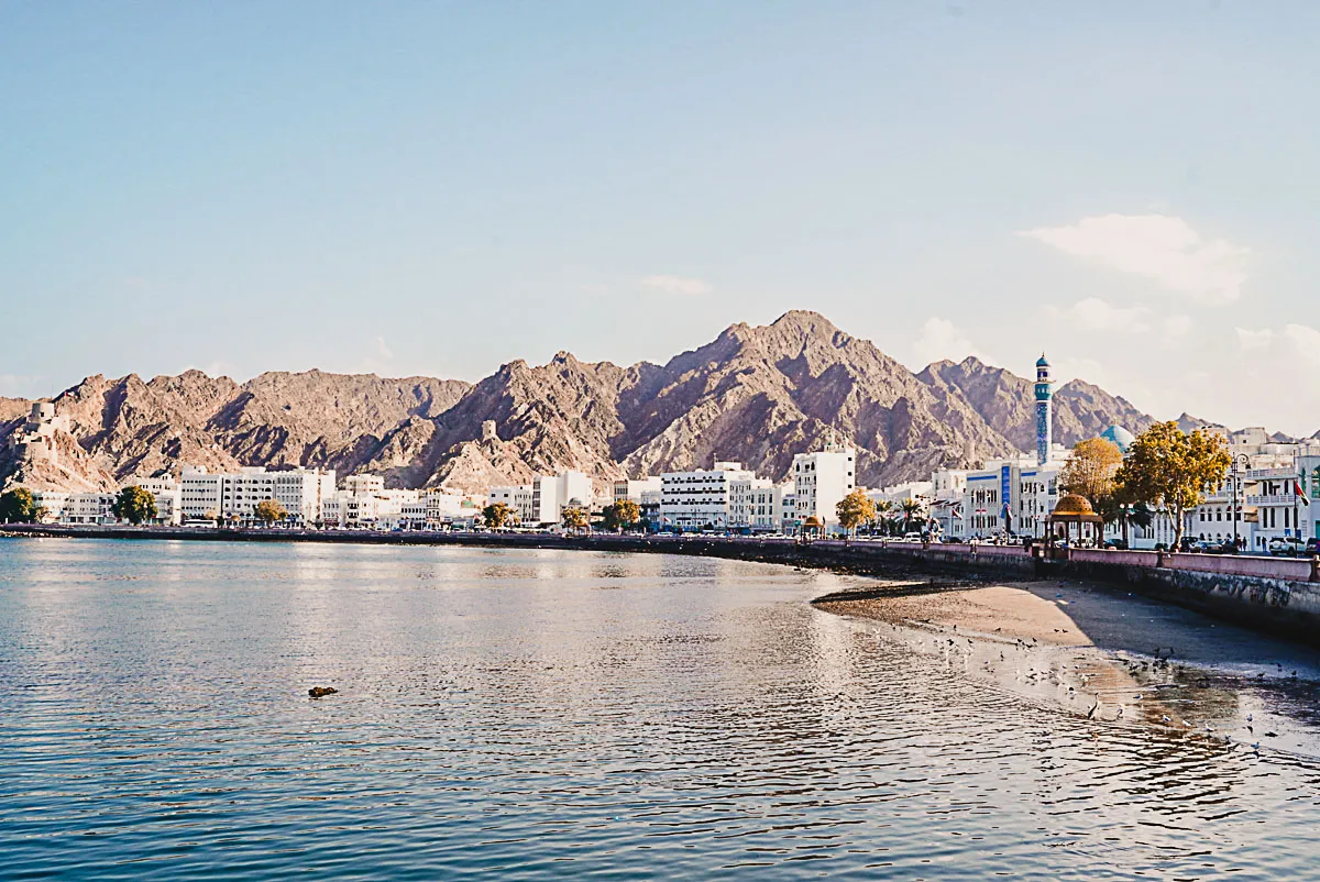 Sanddünen und Geländewagen bei Sonnenuntergang in der Wahiba-Wüste, Oman