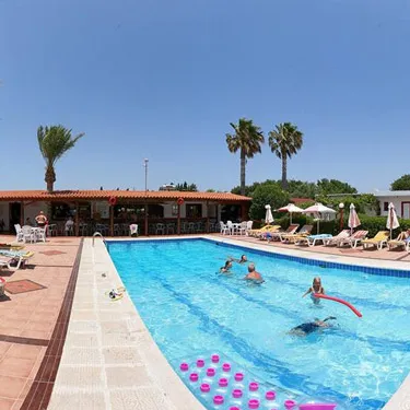 Sandy’s Studios mit Palmenpool