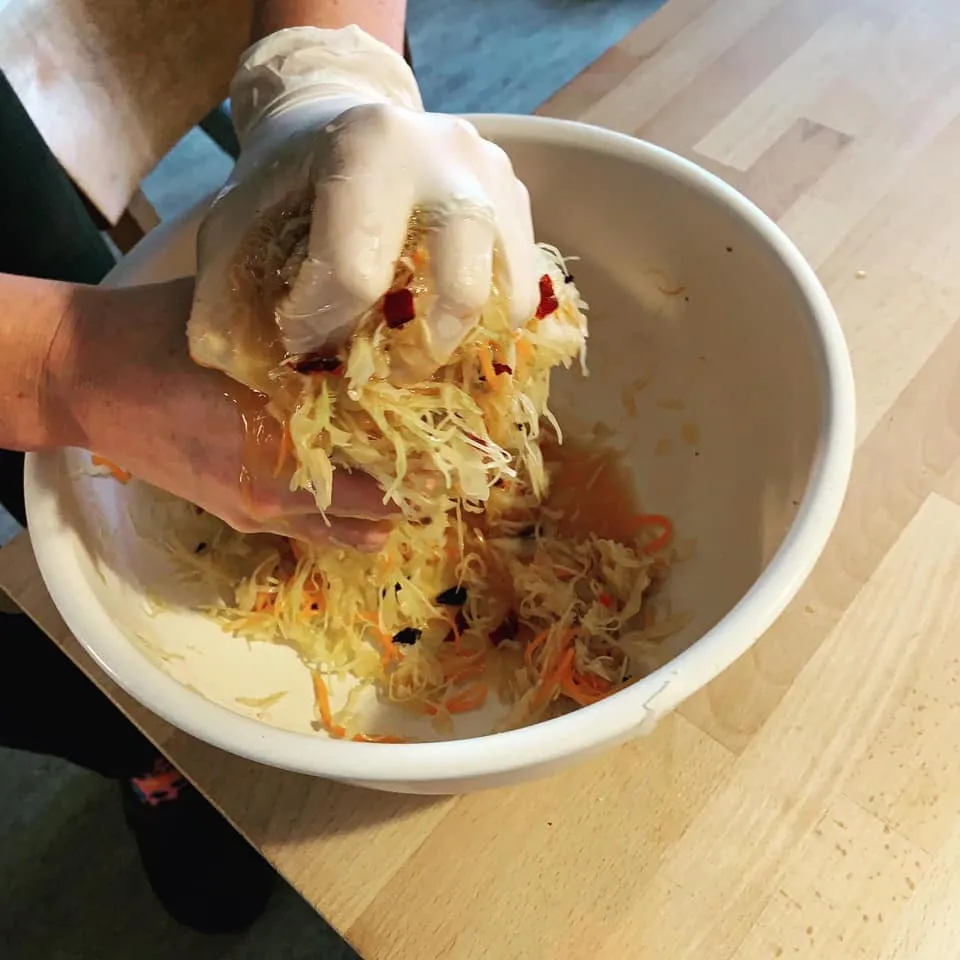 Sauerkraut kneten