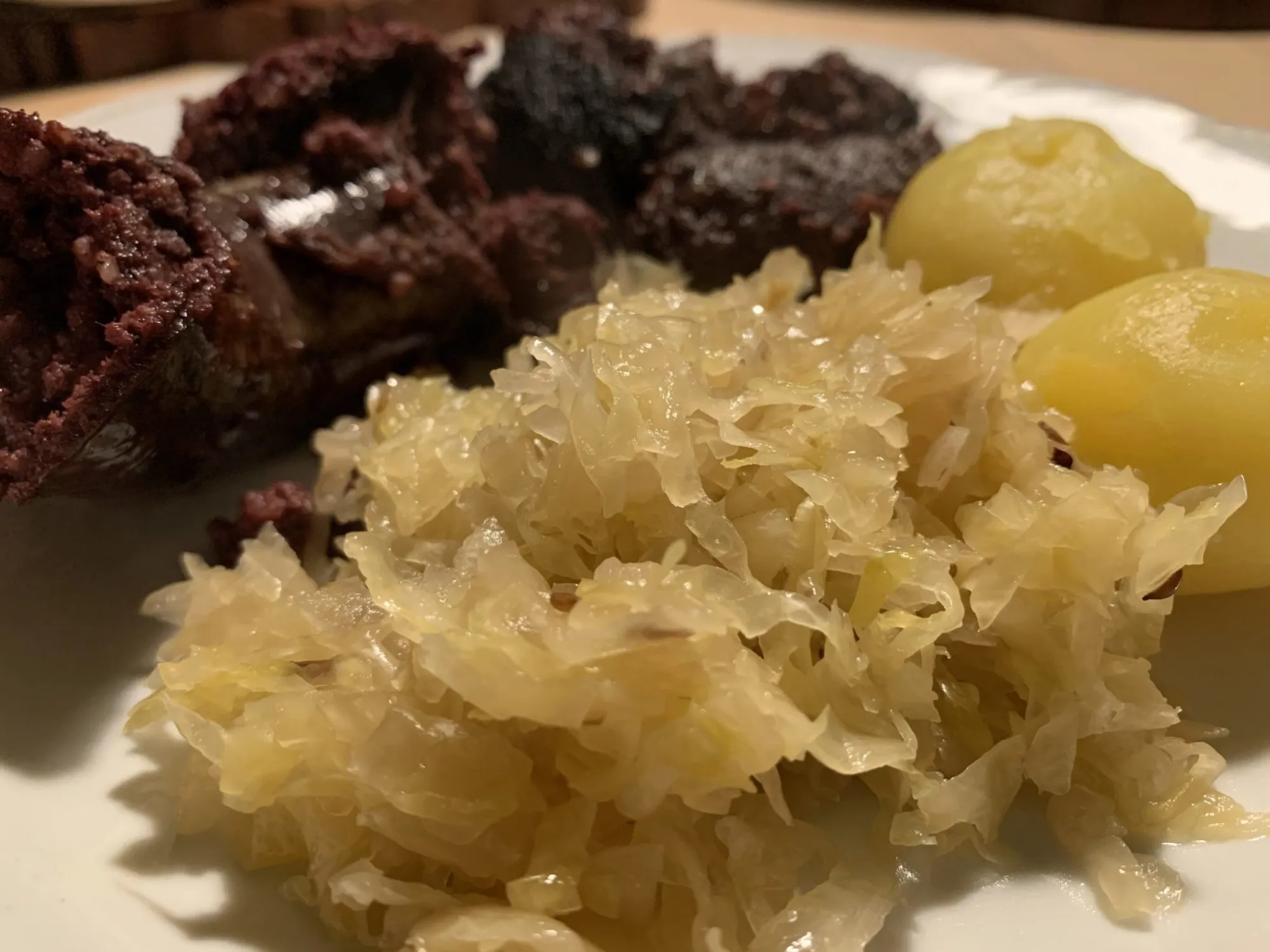 Sauerkraut mit Grützwurst und Pellkartoffeln