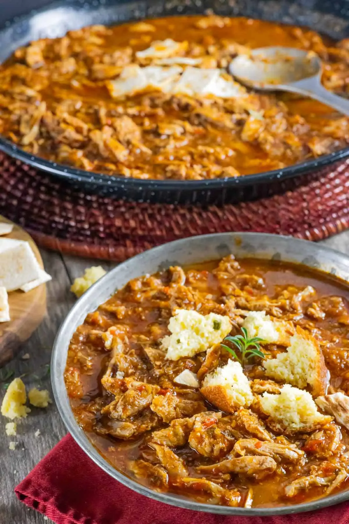 Schale mit herzhafter Gazpacho Manchego Suppe, belegt mit Brotwürfeln und einem Kräuterzweig.