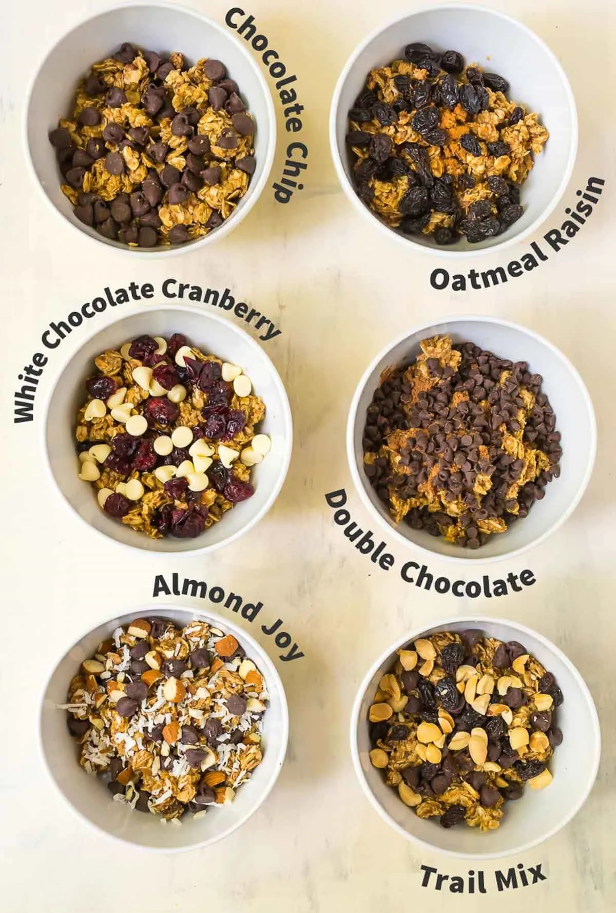 Schalen mit verschiedenen Mix-Ins für backfreie Energy Balls