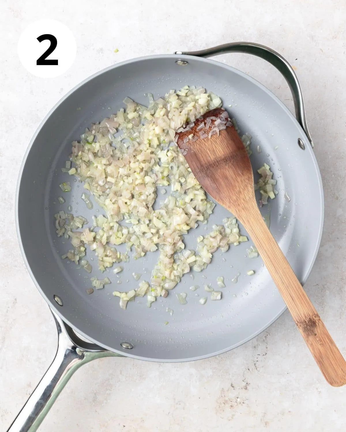 Schalotten und Knoblauch in der Pfanne anbraten