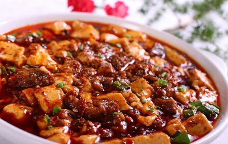 Scharfer Mapo Tofu mit Hackfleisch aus der Sichuan-Küche, serviert in einer traditionellen Schale