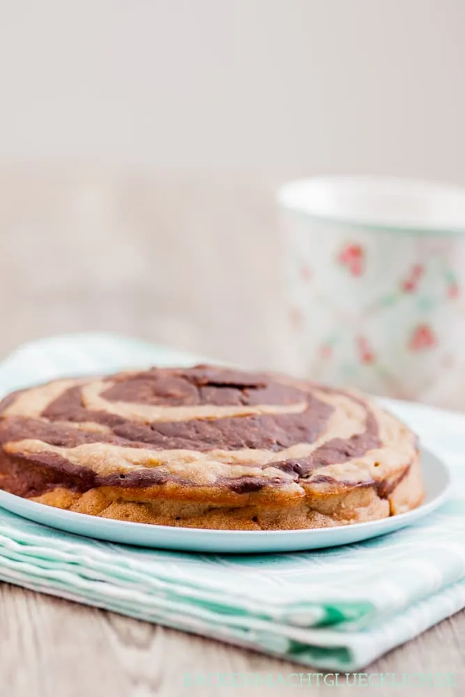 Scheiben eines gesunden Bananenkuchens ohne Ei, Zucker und Butter