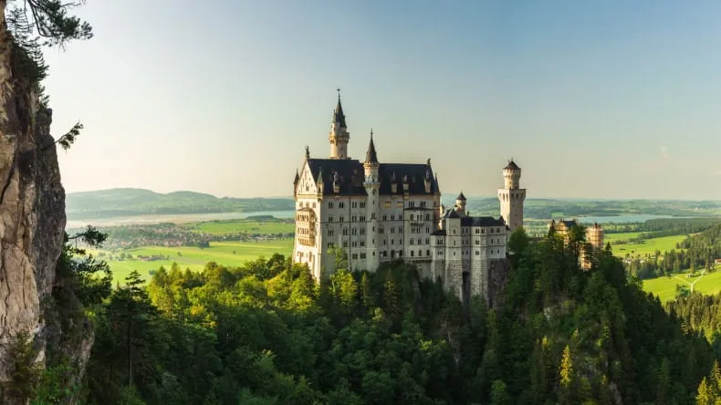 Schloss Neuschwanstein in Deutschland, umgeben von grüner Natur