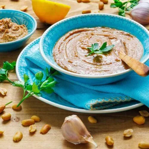 Schnell zubereitet: Einfache Erdnusssoße für jeden Anlass