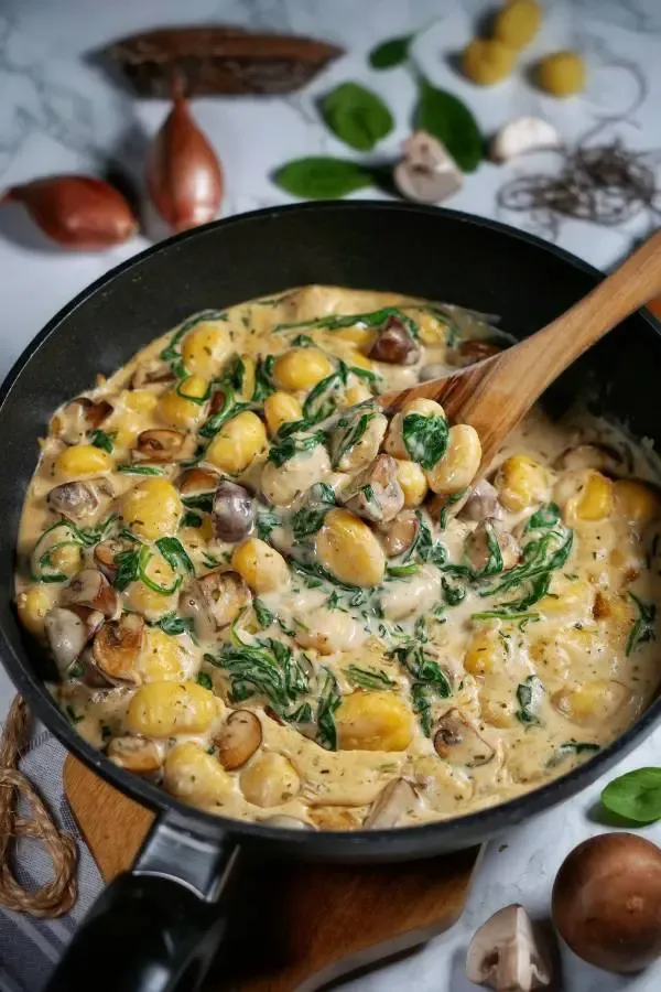 Schnelle Gnocchi-Pfanne mit Pilzen und frischem Spinat