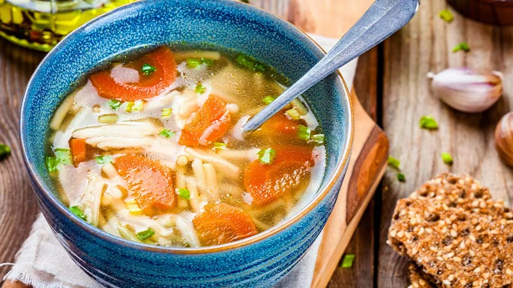 Schnelle Hühnersuppe mit Karotten und Nudeln