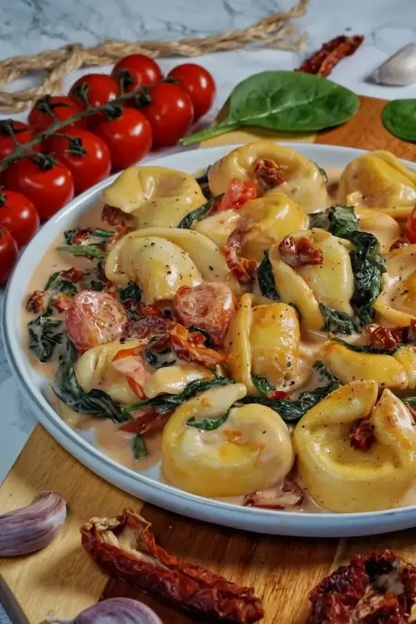 Schnelle Tortelloni mit getrockneten Tomaten, fertig in nur 15 Minuten für einen genussvollen Feierabend