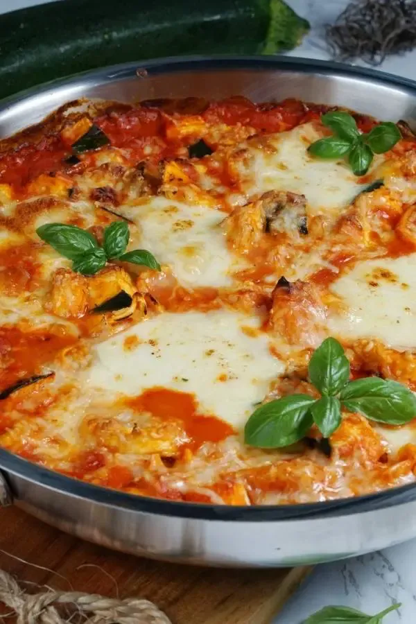 Schneller Tortelloni Auflauf mit Zucchini und Käse, ein herzhaftes Familienrezept für gemütliche Abende