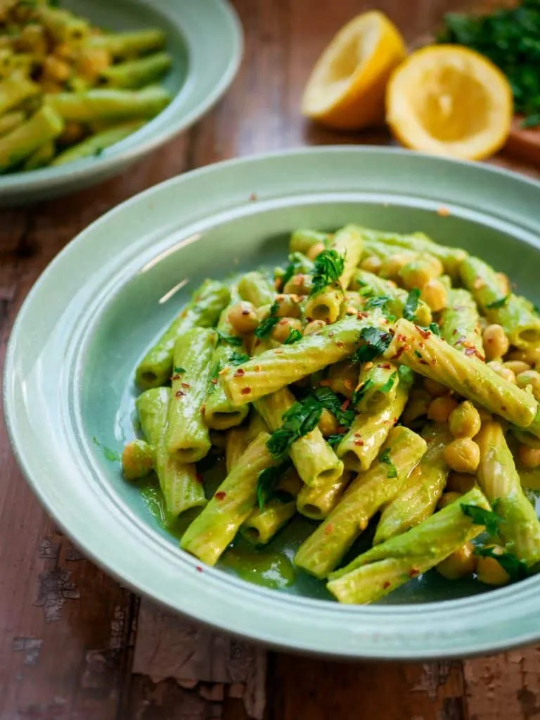 Schnelles Nudelgericht (Tahini-Zitronen-Pasta)